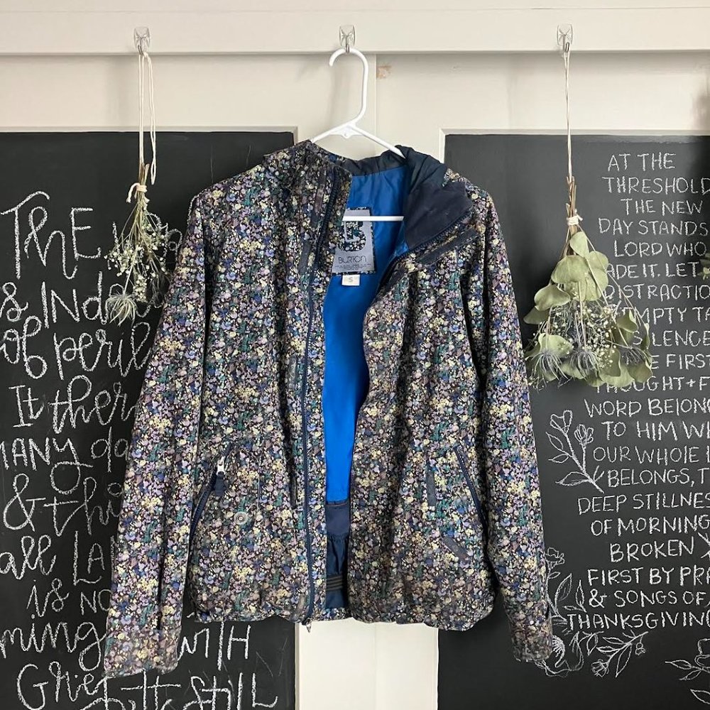 Burton Penelope Snowboard Jacket in Ditsy Floral: Small